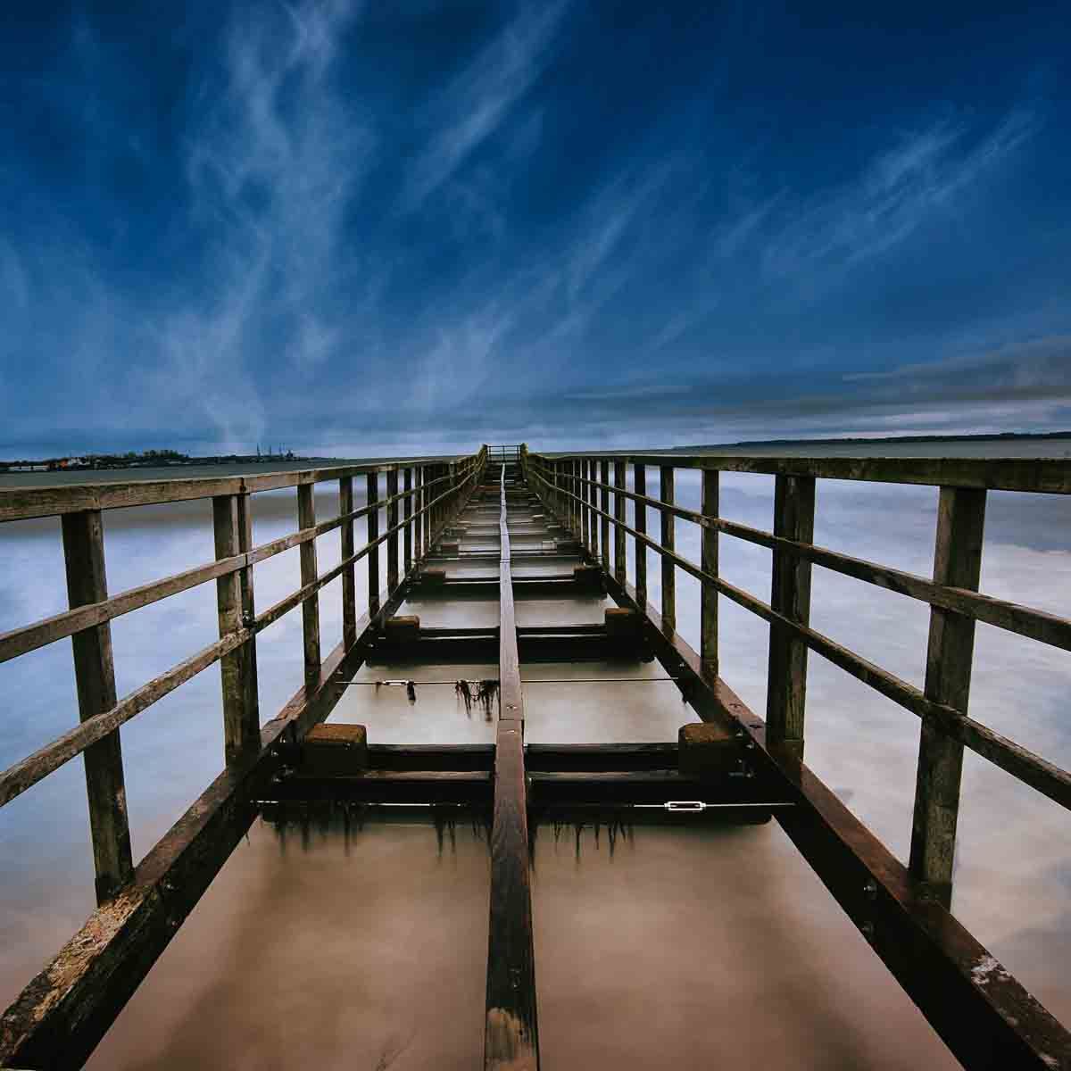 schilderij van een oude brug