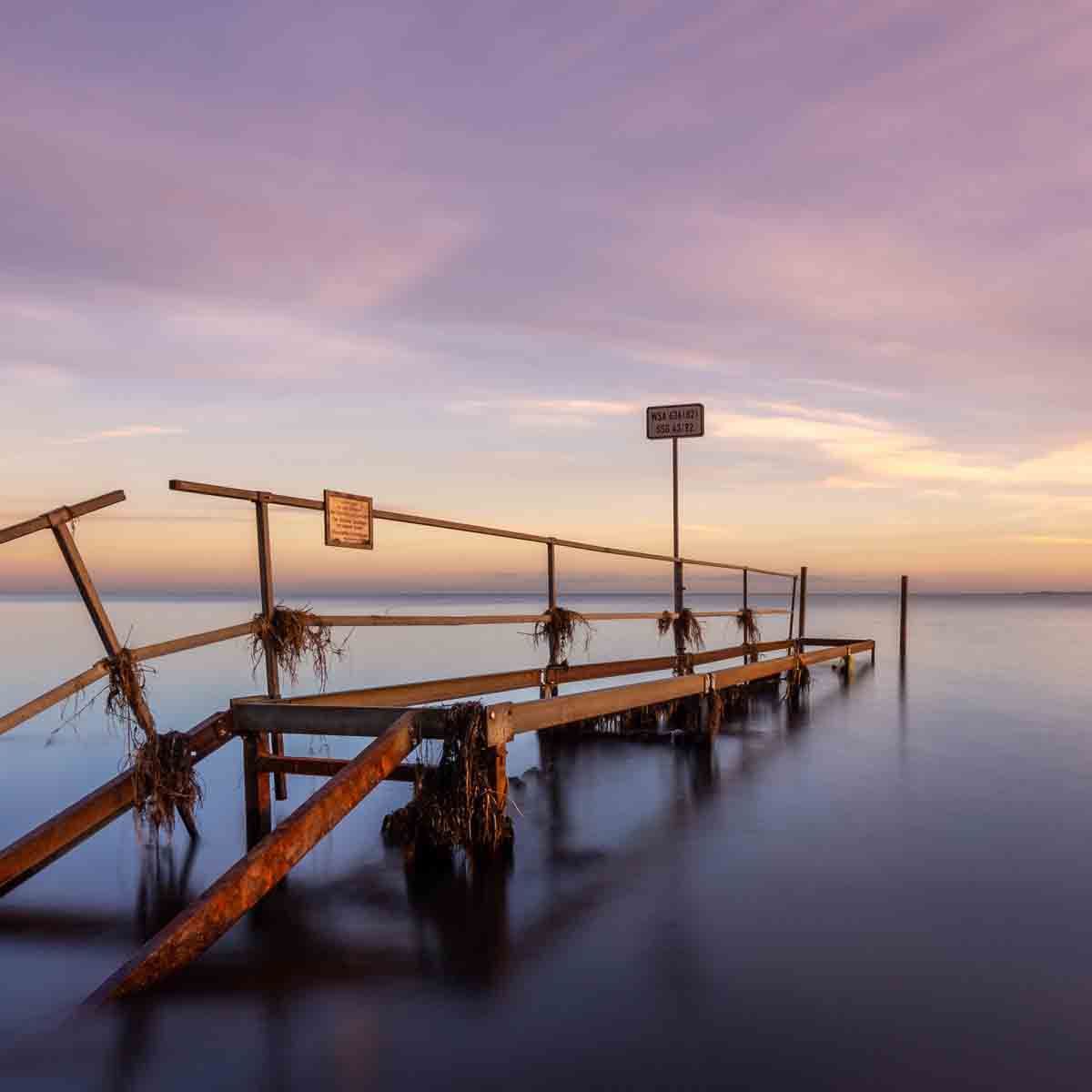 verlaten brug in zee in pasteltinten